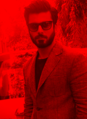https://d1w8c6s6gmwlek.cloudfront.net/celebslover.com/overlays/390/536/39053637.png img