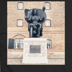 Queen Mary Statue T-shirt 35551222
